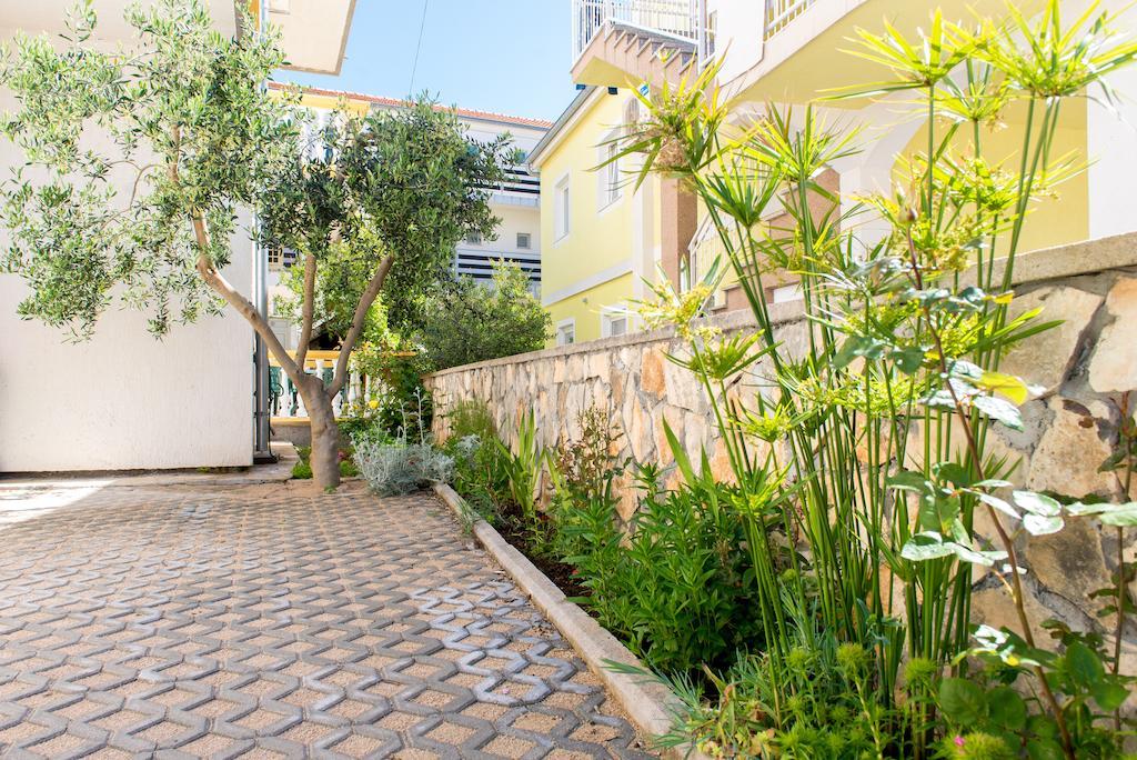 Apartments Lovric Vodice Exterior foto